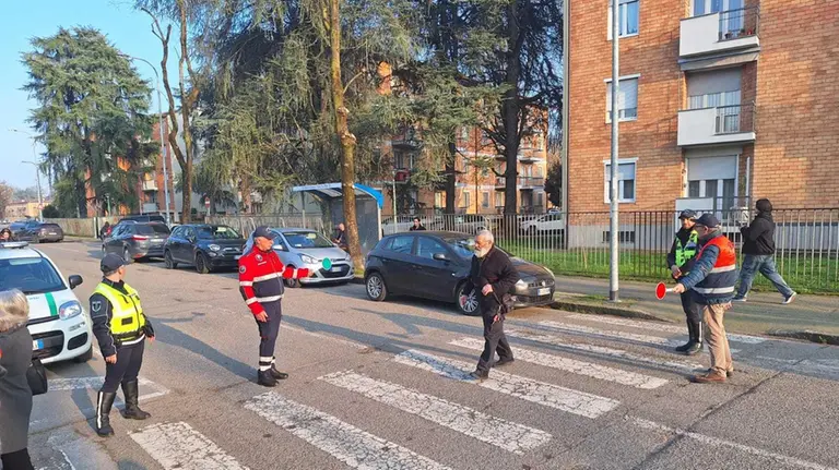 Aiuti agli attraversamenti davanti alle scuole con i volontari Anc